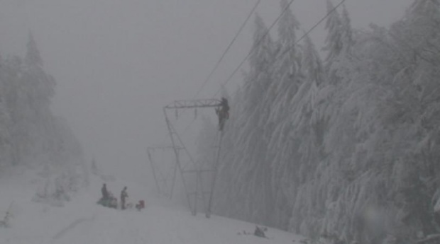 15 000 семейства останаха без ток заради снега в Словакия