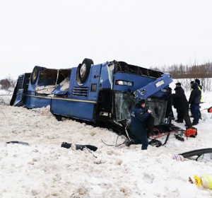 Автобус с деца се преобърна в Русия, 7 души загинаха