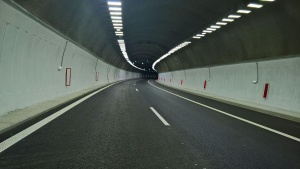 Движението в тунел „Топли дол“ в посока Варна ще е в една лента
