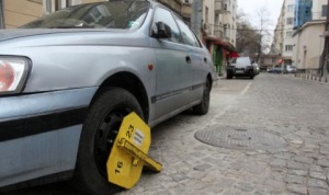 Срив с SMS-ите за паркиране в София, масово слагат скоби
