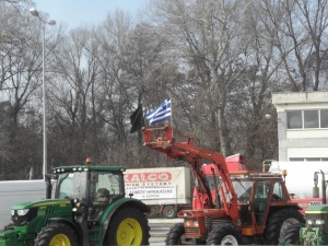 Протестиращите гръцки фермери блокираха и нови пътища