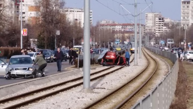 Кола се обърна при сблъсък върху трамвайни релси в София