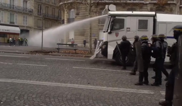 Сблъсъци между полиция и „жълти жилетки“ в центъра на Париж