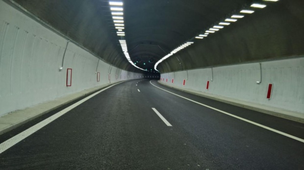 Ремонт ограничава движението в тунела „Топли дол”
