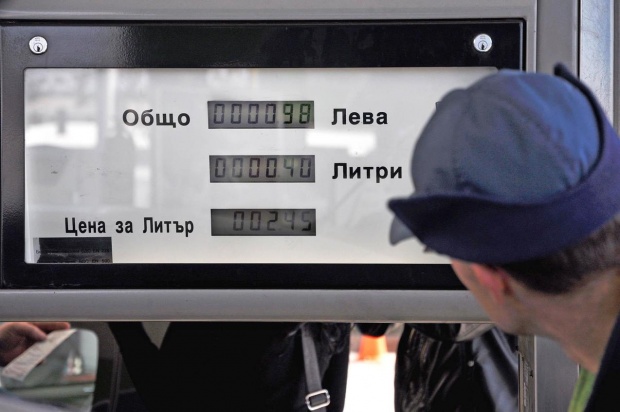 От 1 април потребителите вече ще знаят, че половината от цената на горивото отива в държавата