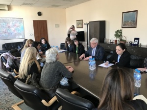 Министър Ананиев разговаря с протестиращите медицински сестри
