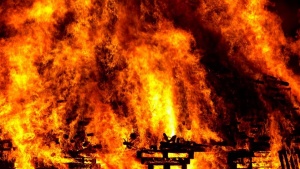 Склад пламна във Варна, автобус и коли изгоряха
