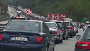 Колони от коли на магистрала „Хемус" към София