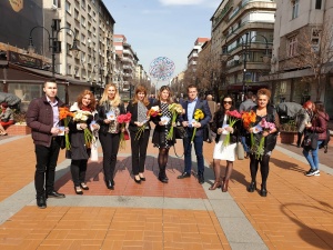 Жени ГЕРБ-София с осмомартенска акция „Да спрем омразата с цвете“