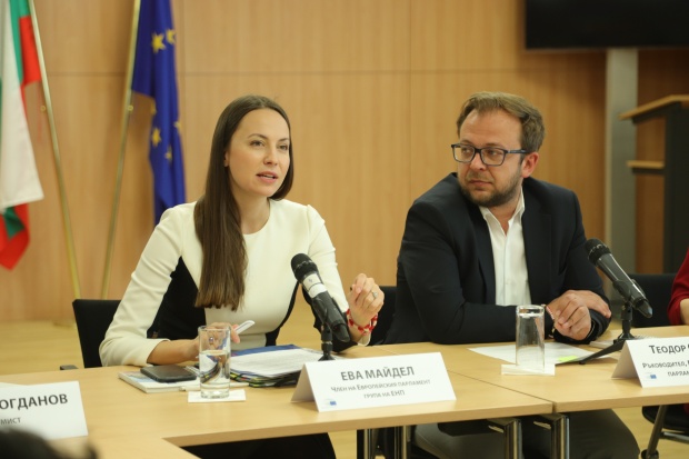 Ева Майдел: Работя за създаване на платформа за мониторинг на таксите за преводи в евро