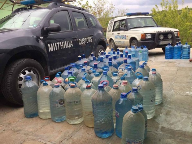 Полицаи откриха 389 литра наливна ракия