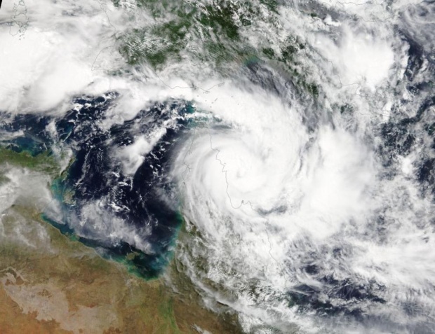 Австралия евакуира 2000 души заради приближаването на мощен циклон