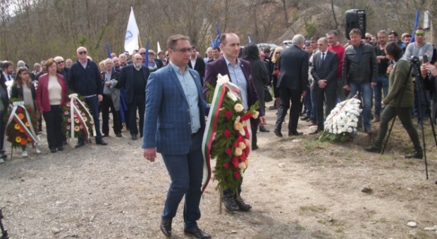 ГЕРБ почете жертвите на концлагера "Слънчев бряг"