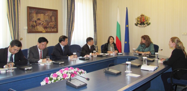Илияна Йотова се срещна на „Дондуков“ 2 с представители на Националната комисия за надзор на Китайската народна република