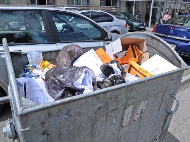 Преливащи кофи за боклук "красят" центъра на София