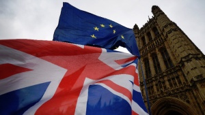 Британските депутати гласуваха законопроект, принуждаващ Тереза Мей да отложи Брекзит