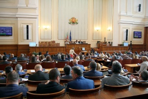 Парламентът ще гледа предсрочното освобождаване на шефа на КПКОНПИ и на заместника му