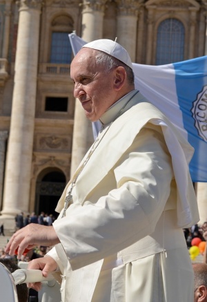 Папата се моли за френските католици и парижаните след пожара в "Нотр Дам"