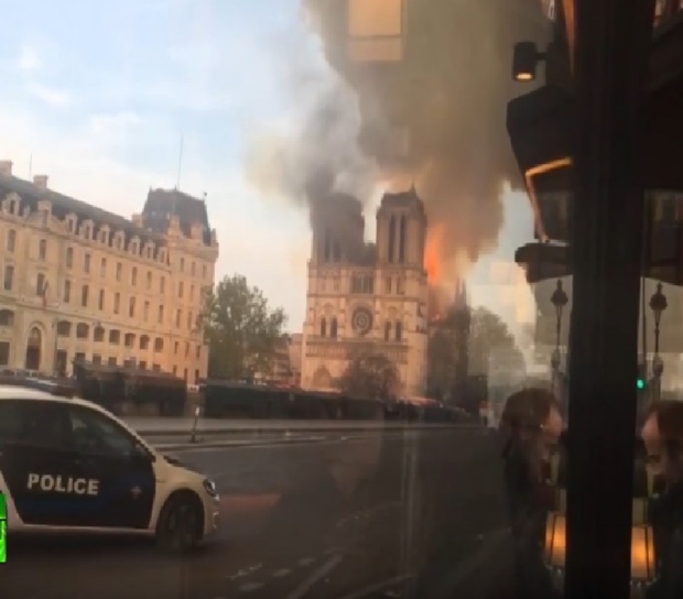 Пожарът в парижката катедрала е потушен напълно