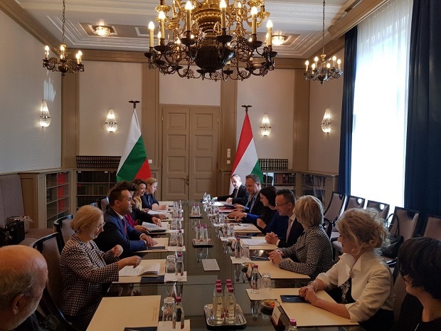 Министър Караниколов се срещна с министъра на външните работи и  търговията на Унгария Петер Сиярто