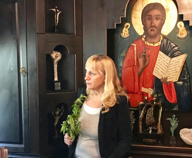 Елена Йончева в Троянския манастир за Цветница