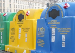 Граждани предават опасни отпадъци в мобилен пункт в София