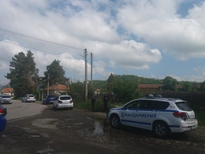 Костенец продължава да е под полицейска блокада