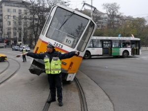 Кола се вряза в трамвай на бул. Константин Величков в София