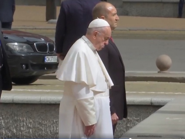 Президентът Радев посрещна папа Франциск с държавни почести