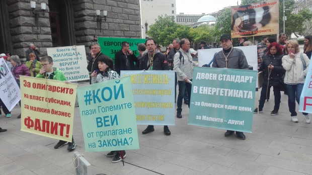 Малките ВЕИ към КЕВР и министър Петкова: „Питаме имат ли обвързаност с фирмите, към които не прилагате закона, а трябва“