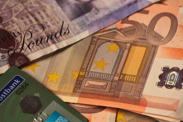Едва разпознаваеми фалшификати от 50 паунда са засечени в България