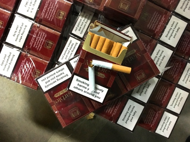 Спипаха 1800 кутии цигари в тайник на пътнически микробус