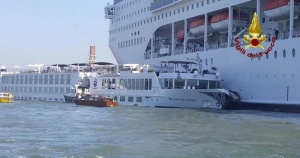 Круизен лайнер блъсна туристическо корабче във Венеция, има ранени