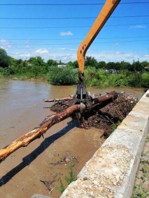 Придошлите води на река Янтра заталачиха с дървета по 7-8 метра моста на  пътя Горна Оряховица – Първомайци