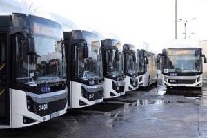 Автобус помете пет коли на кръстовище в София