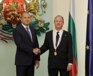 Румен Радев удостои посланика на САЩ в България Ерик Рубин с орден „Стара планина“ първа степен
