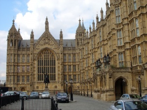 Евакуираха британския парламент заради опасност от пожар