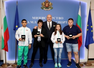 Кралев награди медалистите от Европейското  първенство по борба за кадети