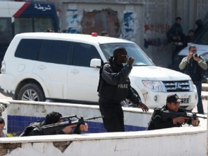 Двоен атентат в Тунис, полицай загина, други са ранени