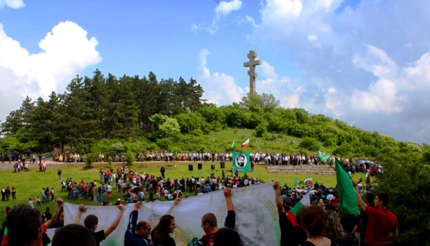Хиляди се преклониха пред подвига на Ботев на връх Околчица