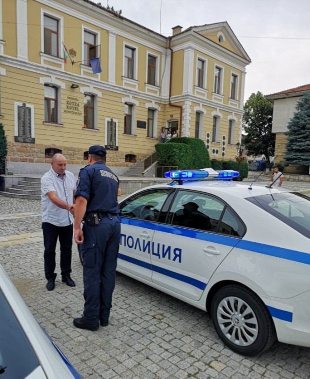 Районното полицейско управление в Котел получи два нови автомобила