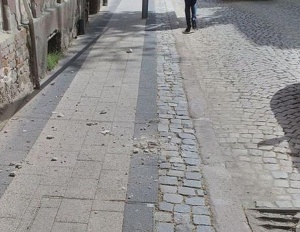 Парчета мазилка паднаха върху тротоар в центъра на София