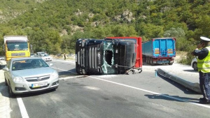 ТИР и три коли катастрофираха по пътя за Сърбия, има и загинал