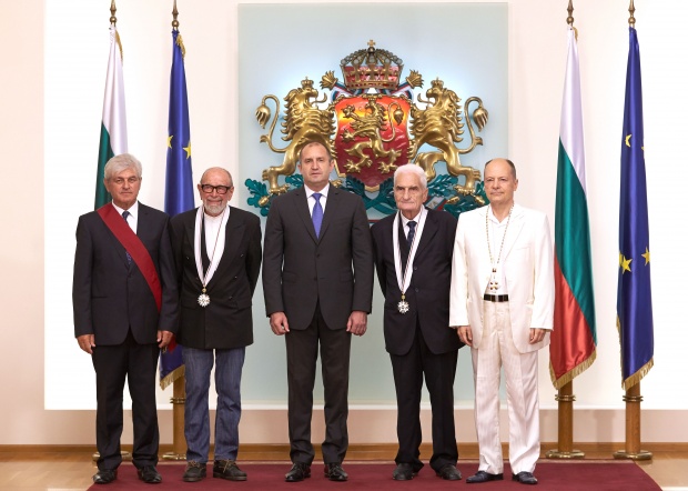 Румен Радев връчи висши държавни отличия на изтъкнати българи