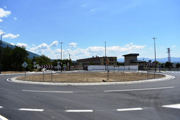 Завърши изграждането на кръговото кръстовище на Подбалканския  път I-6 (СНИМКИ)