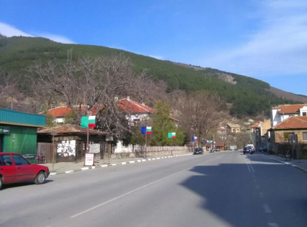След повече от две седмици: Автомобилите отново се движат по пътя Ямбол-Сливен