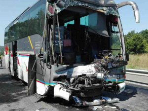 Катастрофа между автобус и ТИР прати 8 души в „Пирогов“