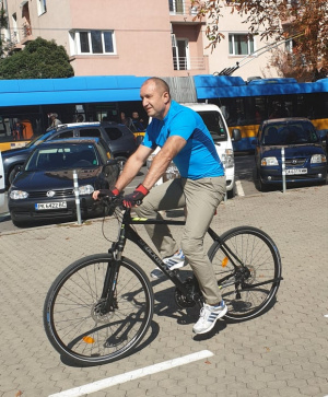 Президентът Румен Радев ходи на работа с колело