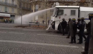 Парижките улици задръстени от полицаи заради нов протест на „Жълтите жилетки“