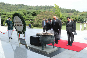 Борисов положи венец пред Главната мемориална кула на Националното гробище в Сеул